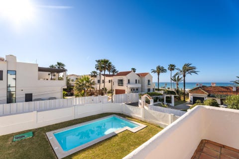 Marbella Øst - Strandnær villa i Marbesa med 5 soverom kun 50m fra stranden - Investeringsmulighet med stort potensial – bilde 8