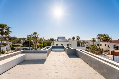 Marbella Øst - Strandnær villa i Marbesa med 5 soverom kun 50m fra stranden - Investeringsmulighet med stort potensial – bilde 9