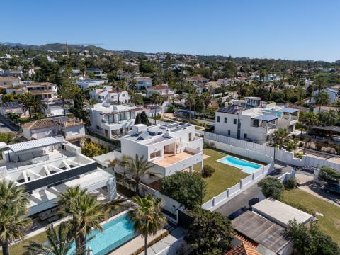 Marbella Øst - Strandnær villa i Marbesa med 5 soverom kun 50m fra stranden - Investeringsmulighet med stort potensial – bilde 4