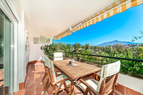 Marbella - Romslig 3-soveroms toppleilighet med golfutsikt og sydøstvendt beliggenhet i ettertraktede Guadalmina Alta – bilde 5
