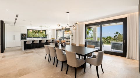 Marbella · Praktfull moderne villa i La Cerquilla med panoramautsikt over havet – bilde 10