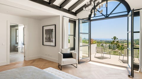 Marbella · Praktfull moderne villa i La Cerquilla med panoramautsikt over havet – bilde 12
