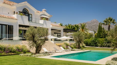 Marbella · Praktfull moderne villa i La Cerquilla med panoramautsikt over havet – bilde 5