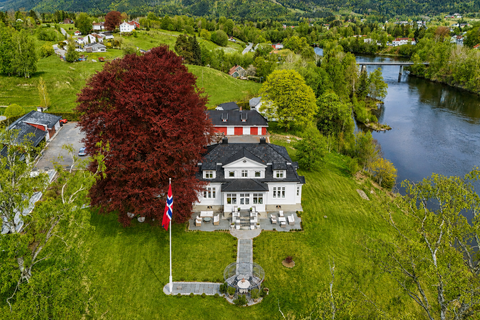 Herskapelig & historisk eiendom på over 50 mål. 6 bygninger. Lågen med laksefiske som nærmeste nabo. Kun 1 time fra Oslo