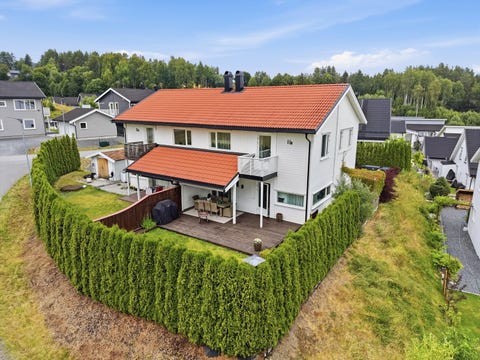 Kongsgårdsmoen/Skalstadlund - Fin halvpart av tomannsbolig med barnevennlig & solrik beliggenhet nær Arsenalet | Usjenert hage & platting | Parkering