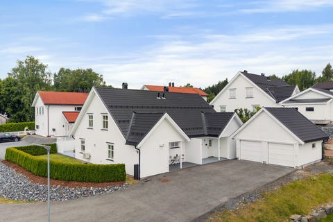 Kongsberg / Skollenborg - Flott familiebolig med 4 soverom | 2 bad | Store uteplasser | Peis og varmepumpe | Garasje | Barnevennlig