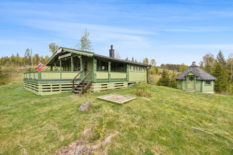 Koselig og tradisjonell hytte på eiet tomt | Gode solforhold og flott utsikt | Uthus | Grillstue | Rolige omgivelser