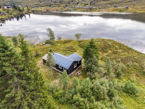 Naturskjønn hytte med panoramautsikt, usjenert,  like  ved vannet / off vann og avløp.