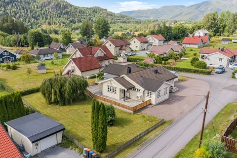 Rønningen - Fin & romslig enebolig med alt på et plan i tillegg til kjeller |Gode solforhold |Lettstelt & stor hage |4 sov |Garasje