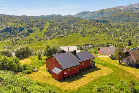 KVAMSKOGEN | Velholdt hytte på Kvamskogens solside - 3 soverom, vid utsikt og vinterbrøytet vei kun 70 m fra hytten!
