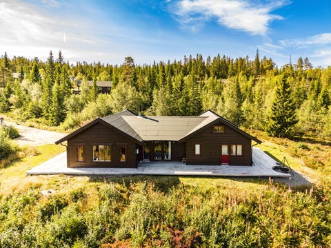 Skrim Syd - Innholdsrik hytte med fire soverom og hemsrom | Solrik og usjenert beliggende på stor eiet tomt | Nær skiløyper