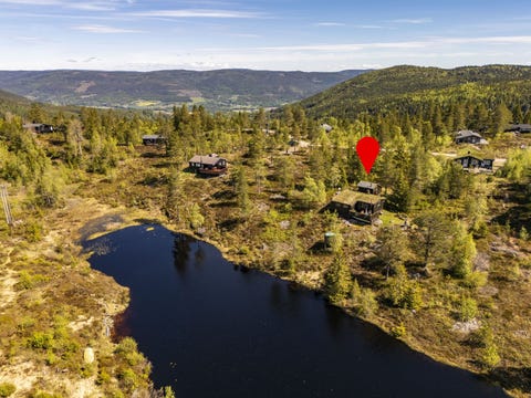 Skrim Syd - Usjenert og solrikt beliggende hytte med 3 soverom og anneks | Vestvendt terrasse med utsikt over vannet