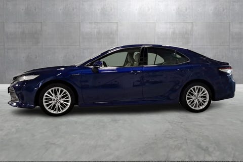 Elegant sedan med hybridteknologi og høy komfort.