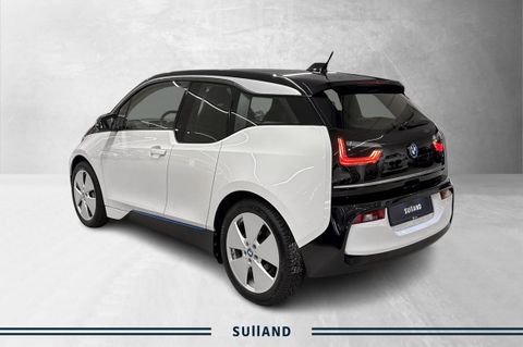 Med sitt lettvektsmateriale i karbonfiber og en kraftig batteripakke på 120 Ah gir i3 deg en imponerende rekkevidde på opptil 300 km (WLTP)* på én lading.