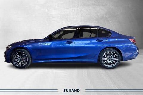 BMW 330e i fargen Portimao Blå Metallic, klar for ny eier.