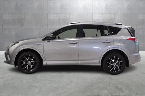 RAV4 har skarpe, dynamiske linjer som gir bilen et moderne og sporty utseende