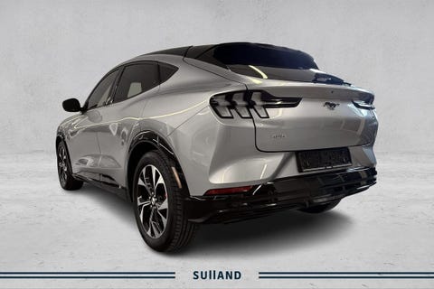 Moderne bakende med LED-lykter – elektrisk SUV med opptil 400 km rekkevidde (WLTP).