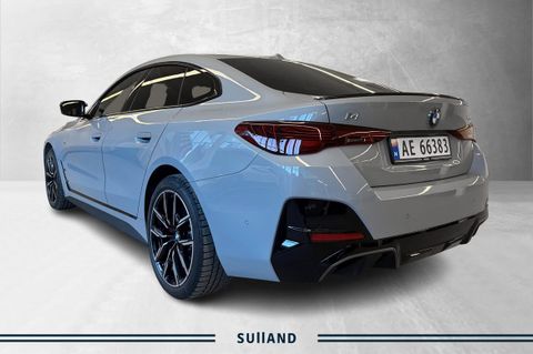 M-Sport Pro pakke med sort bakspoiler, røde bremser, mørke frontlys, og M-setebelter.