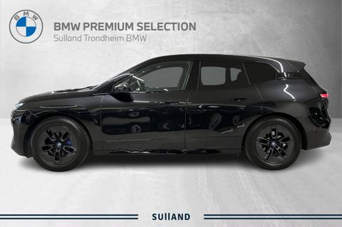 2023 BMW iX xDrive50 er en helelektrisk SUV som kombinerer luksus, ytelse og banebrytende teknologi.