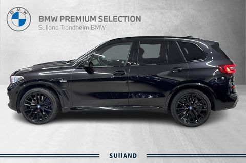 X5 45e er en lukseriøs SUV som kombinerer kraft og effektivitet.