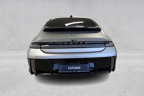 Hekkspoiler med integrert LED bremselys: Den markante hekkspoileren bidrar til bilens aerodynamiske design og har et høytmontert LED bremselys med et moderne pikseldesign som øker synligheten og sikkerheten.