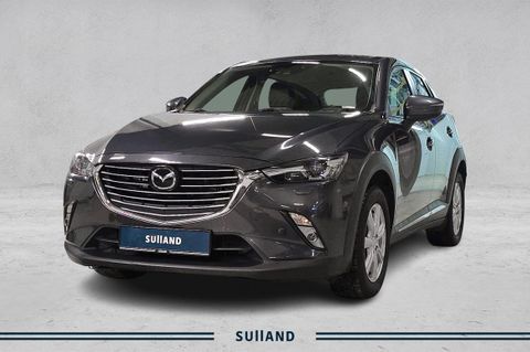 De slanke LED-frontlyktene og den karakteristiske grillen gir bilen et dynamisk og kraftfullt utseende.