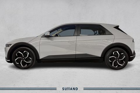 Elegant og aerodynamisk SUV-profil – linjene skiller seg ut på veien