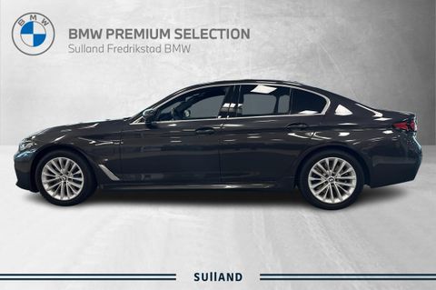 Skal denne 2021-mod.BMW 545e xDrive bli din?