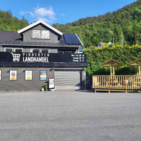Pinnebyen dagligvare og handel AS logo