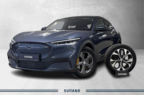 For Mustang Mach-e RWD LR med opptil 610km rekkevidde WLTP avbildet med piggdekk.