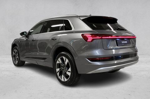 Bilen er utstyrt med ryggekamera og parkeringssensorer for maks oversikt i trange omgivelser
