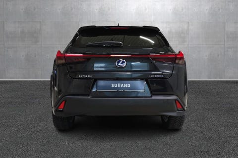 Unikt lysdesign! Lexus’ gjennomgående LED-baklys gir et futuristisk og eksklusivt uttrykk.