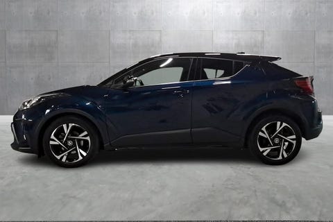 Stilige aluminiumsfelger og skulpturert karosseri – C-HR kombinerer design og kjøreglede.