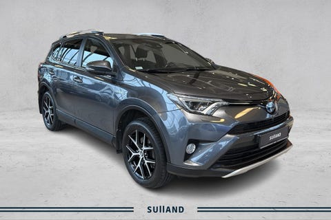 Bilen er i en takknemlig grå metallic farge.