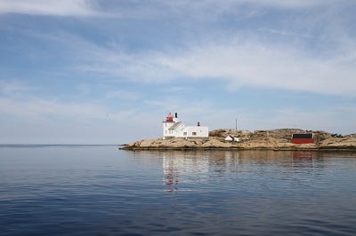 Hvaler barne- og ungdomsskole logo