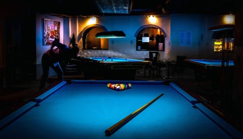 Kong Oscar har lagt i Kong Oscars gate i Bergen siden år 2000. logo