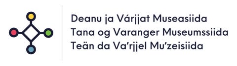 Stiftelsen Deanu ja Várjjat Museasiida / Tana og Varanger Museumssiida logo