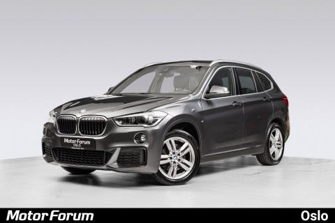 Sporty front design med kromdetaljer og stilrene aluminiumsfelger.