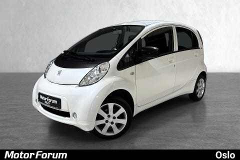 Kompakt hvit elbil med stort frontrute og lettkjørt design.