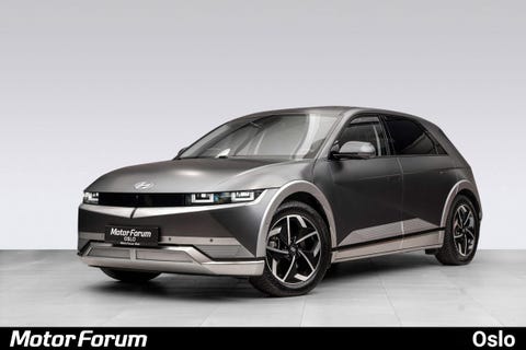 Futuristisk front med skarpe LED-lys og grå lakkfinish.