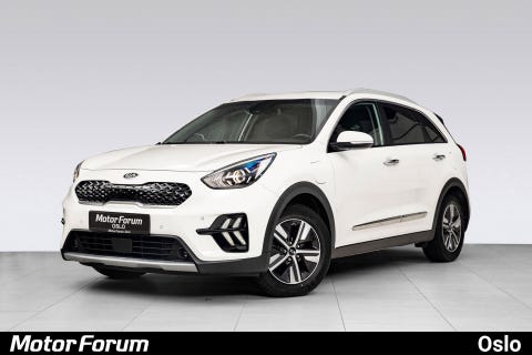 Elegant hvit SUV med karakteristisk grill og skarpe LED-lys.