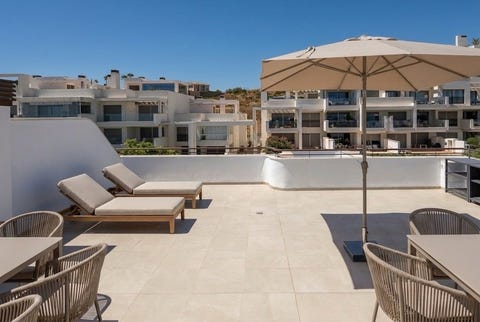 Flott duplex-penthouse med 3 soverom, sjøutsikt og 113 m² terrasse i Estepona – bilde 2