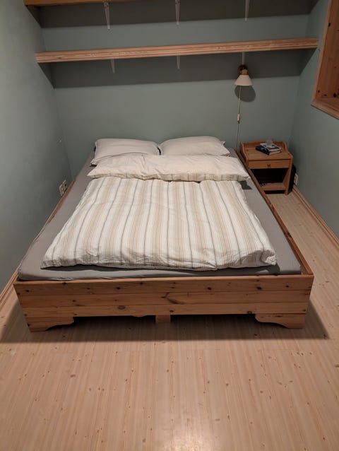 Dobbeltseng i tre, 150cm, gis bort mot henting
