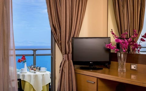 Manousos City Hotel 4 av 12