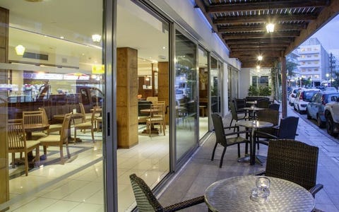 Manousos City Hotel 9 av 12