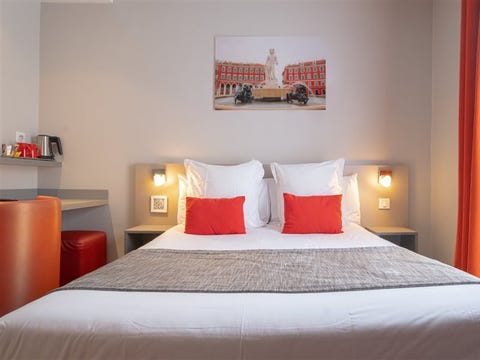 Hôtel de la Fontaine 10 av 10