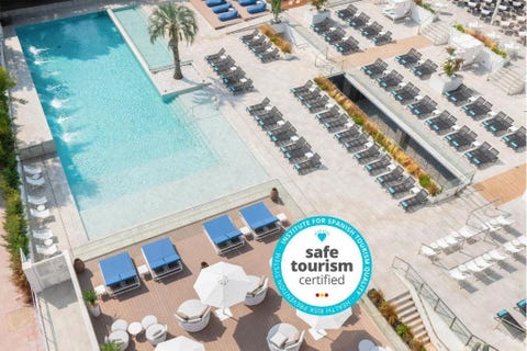 L'Azure Hotel 1 av 18