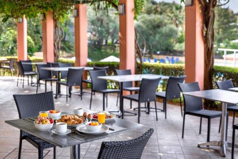 Century Resort Hotel 6 av 17