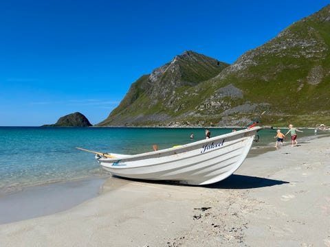 Hytte med fantastisk beliggenhet rett ved havet, 4 soverom, internett/tv