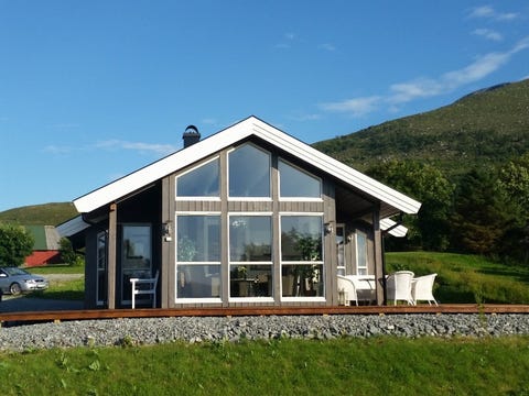 Nyere hytte ved sjøen, På Hildre,
